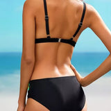 Bikini hasítékkal és színátmenetekkel