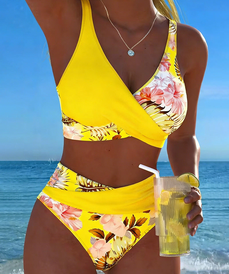 Kontraszt virágmintás bikini és hasíték